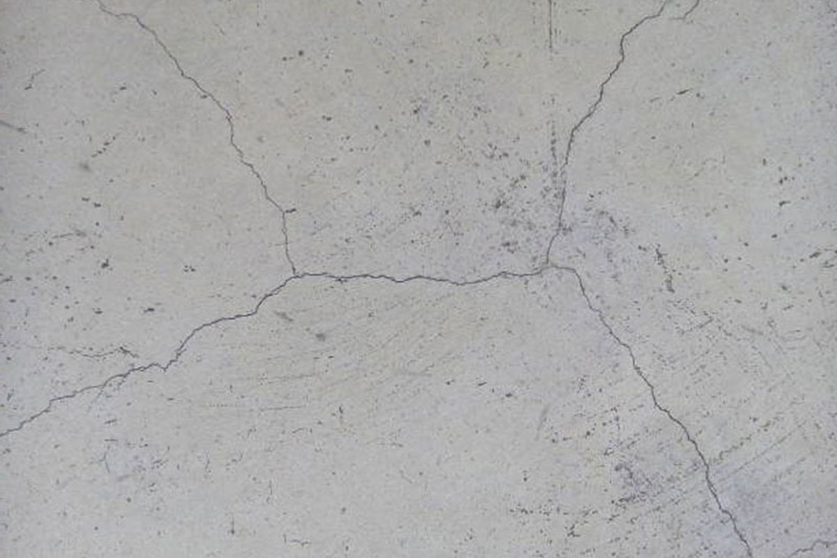 Showing superficial cracks in concrete